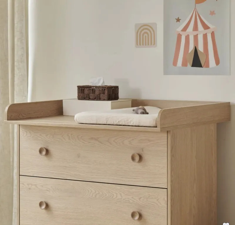 Commode en chêne avec plan à langer amovible